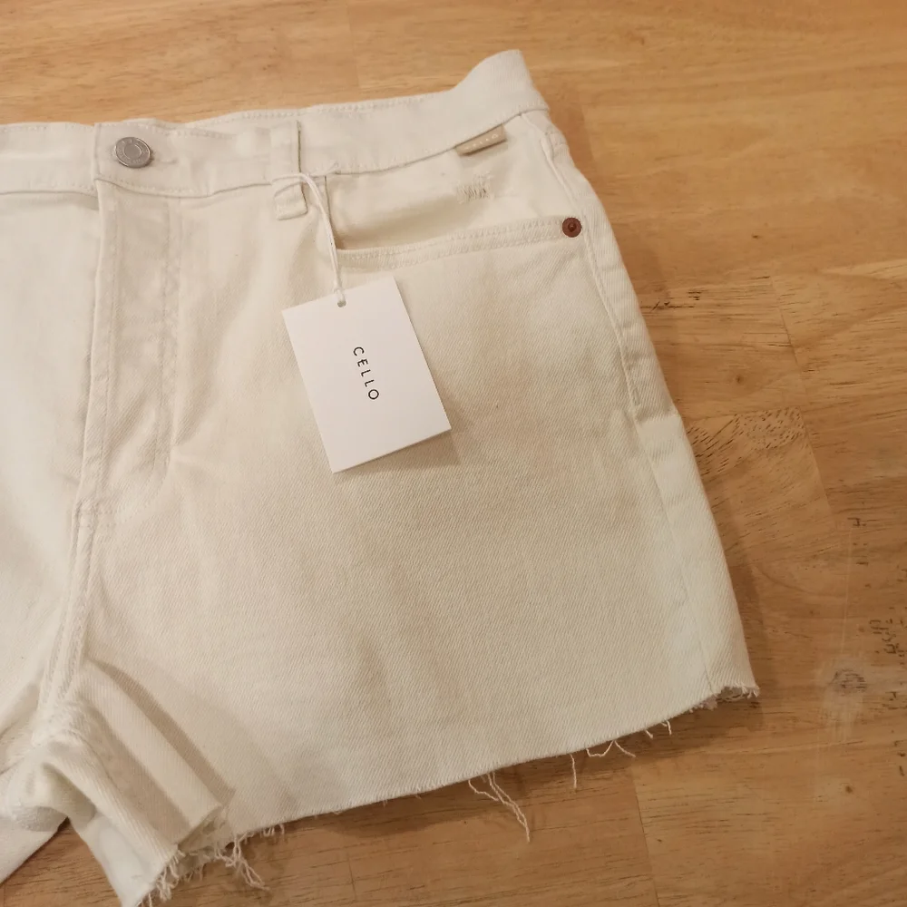 NWT women's Cello White Boyfriend cutoff Shorts SIZE XL - Picture 2 of 16